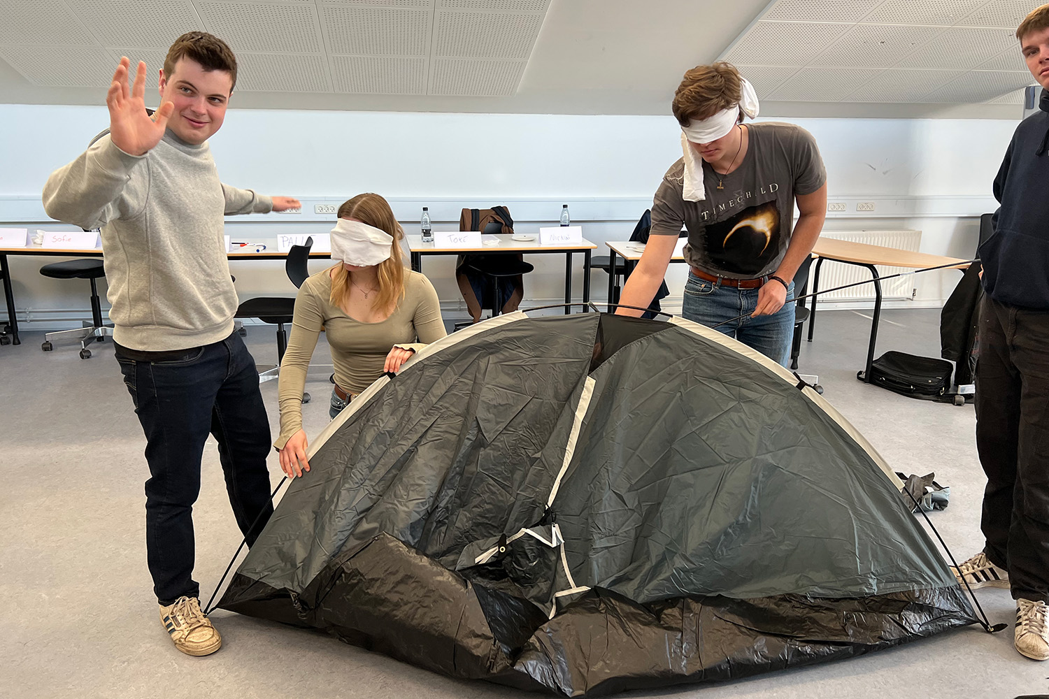 Saml et telt med bind for øjnene og guidning fra dine holdkammerater